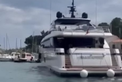 "BAHATI KAPETAN" Muškarac luksuznom jahtom uplovio u luku, pa udario 5 brodića (VIDEO)