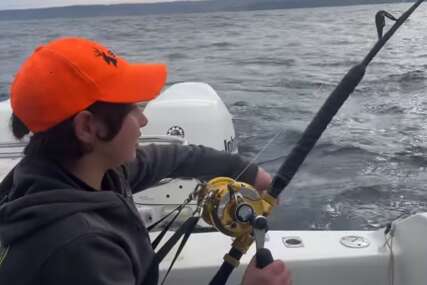 "Još me bole ruke" Dječak upecao ribu tri  puta veću od njega (VIDEO, FOTO)