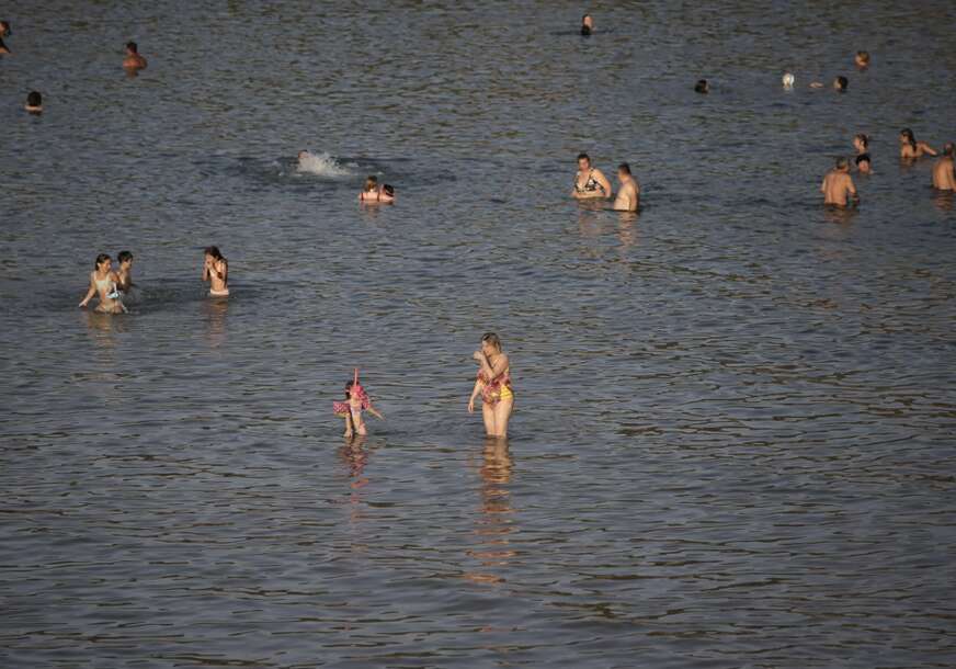 Ljudi se kupaju u moru