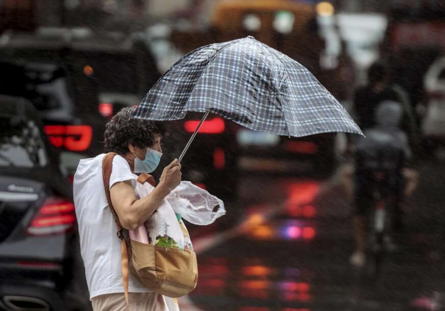Žena drži kišobran