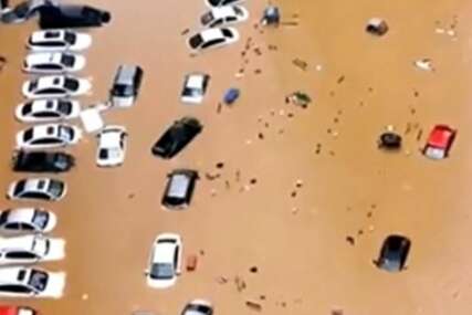 Automobili plutaju poplavljenim ulicama