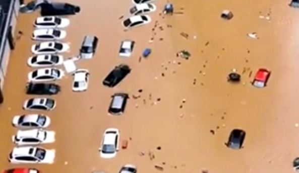 Automobili plutaju poplavljenim ulicama