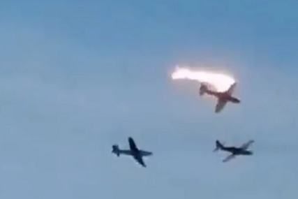 Vatrena lopta stvorila se na nebu: Sudarila se dva aviona kolumbijskog vazduhoplovstva (VIDEO)