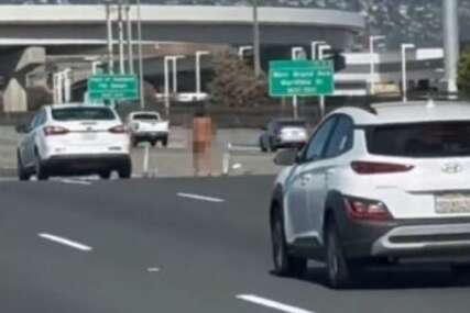 Haos na auto-putu: Žena se skinula gola i počela da puca u vozila (VIDEO)