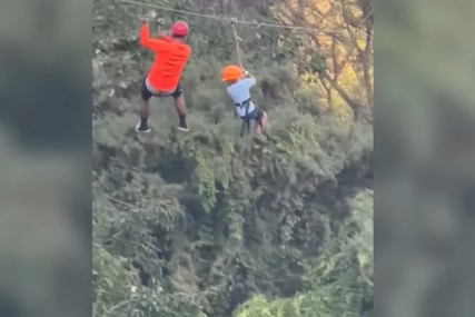 Scena iz zabavnog parka u Meksiku ledi krv: Dječak (6) pukom srećom preživio pad sa 12 metara (VIDEO)
