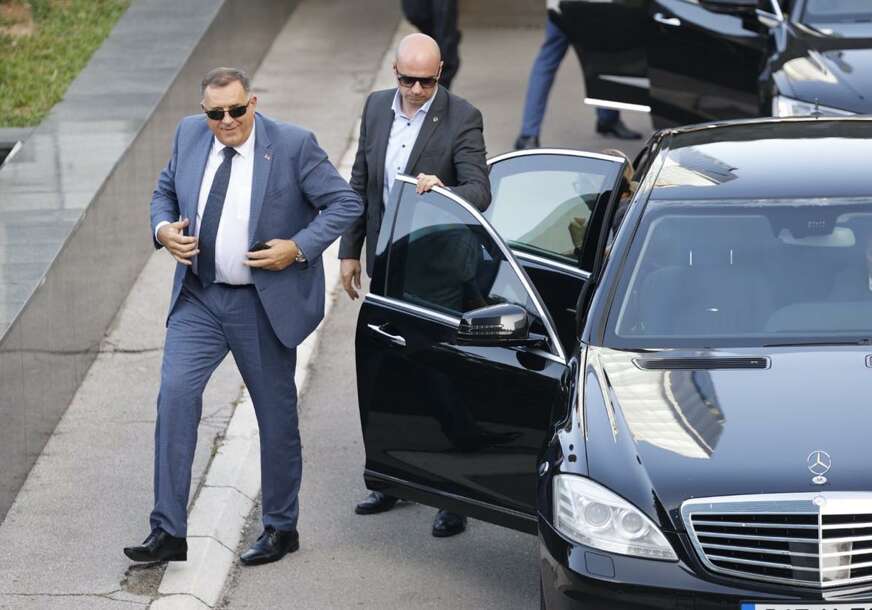 Milorad Dodik izlazi iz službenog automobila
