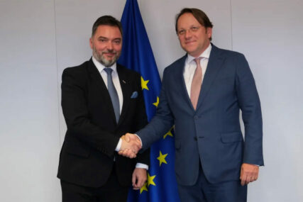Ministar Košarac sa komesarom Varheljijem o aktuelnim političkim temama i procesu EU integracija