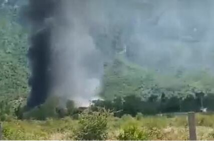 Naseljima šire se nepodnošljivi mirisi: U Mostaru gori deponija, vatrogasci se bore sa požarom