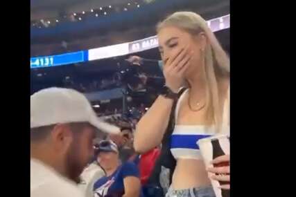 Pomislila da prisustvuje romantičnoj sceni: Kleknuo ispred djevojke nasred utakmice, pa dobio šamarčinu (VIDEO)