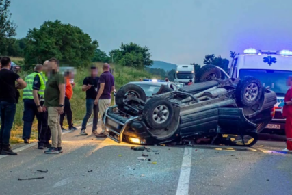 Auto se prevrnuo na putu