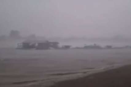 Nevrijeme napravilo haos: Oluja odnijela splav i čamac na Savi (VIDEO)