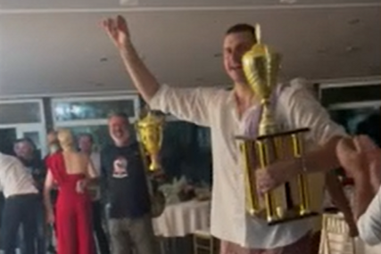 Ovaj pehar mu je draži od NBA prstena: Jokić trofeje osvaja i van košarke, zajedno ga proslavio sa saigračem iz Denvera (VIDEO)