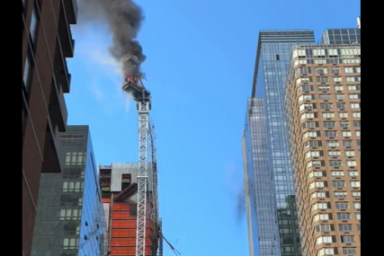 Drama u Njujorku: Kran se zapalio i srušio, preplašeni ljudi bježali sa ulica (VIDEO)