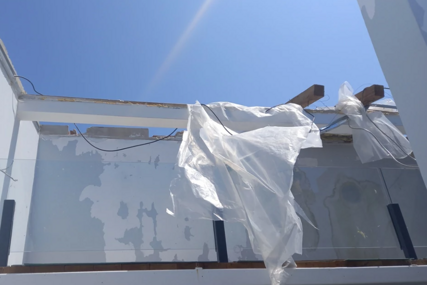 "Letjeli su dijelovi plafona" Ljiljana je svjedok razorne oluje koja je odnijela cijeli krov (VIDEO)