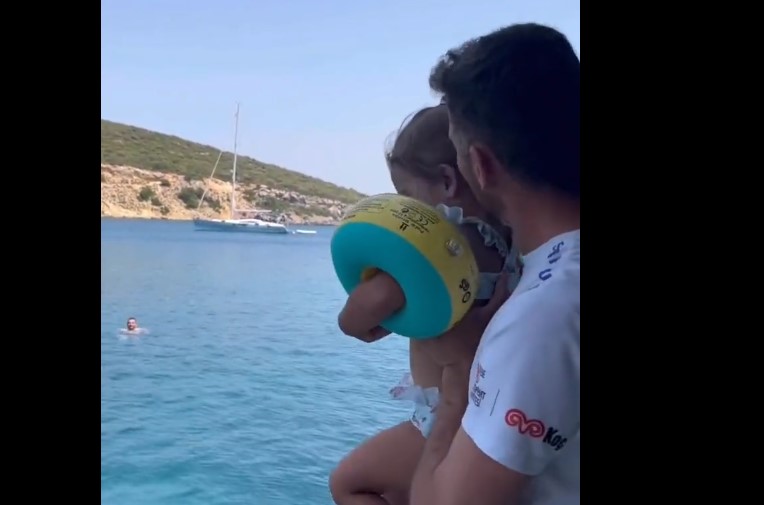 Otac uči kćerku da pliva