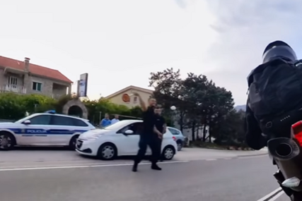 Policija, gađanje motocikliste palicom