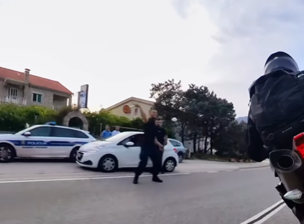 Policija, gađanje motocikliste palicom