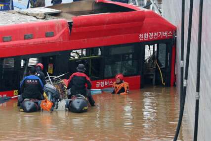 TRAGEDIJA U JUŽNOJ KOREJI Spasioci izvukli 7 tijela iz poplavljenog tunela, broj mrtvih porastao na 33 (FOTO)