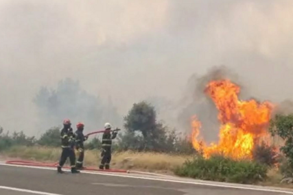Veliki požar koji se rasplamsao kod Šibenika NE JENJAVA: Hrabri mještani sa zavojima preko lica učestvuju u gašenju vatre (FOTO, VIDEO)