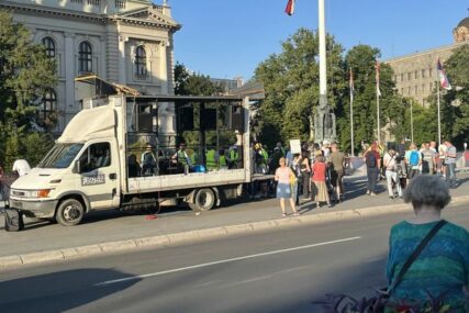Počelo okupljanje dijela opozicije u Beogradu: Najavljena protestna šetnja i blokada auto-puta