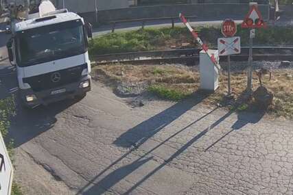 Bahate vožnje u Banjaluci: Nesavjesni vozači voze preko pruge iako je rampa spuštena (VIDEO)