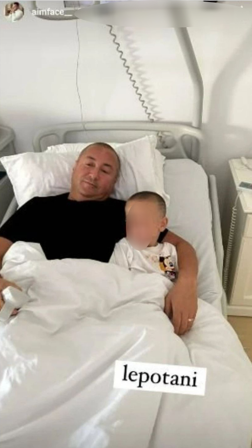 Radiša Trajković leži u bolničkom krevetu sa unukom