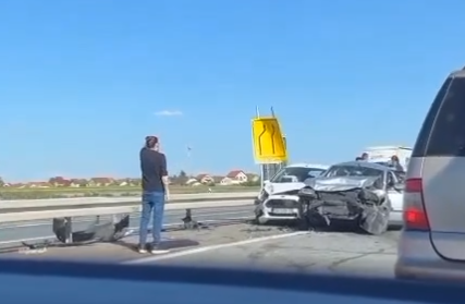 Teška saobraćajna nesreća: Automobili potpuno smrskani, dijelovi razbacani po putu (VIDEO)