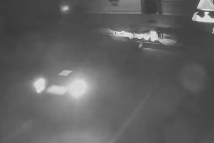 Detalji nesreće kod Doboja: Vozilom se zabio u teretni voz na pružnom prelazu (UZNEMIRUJUĆI VIDEO)