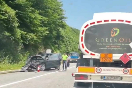 UŽASNA NESREĆA Džip se zabio u parkirani kamion, dvije osobe teško povrijeđene