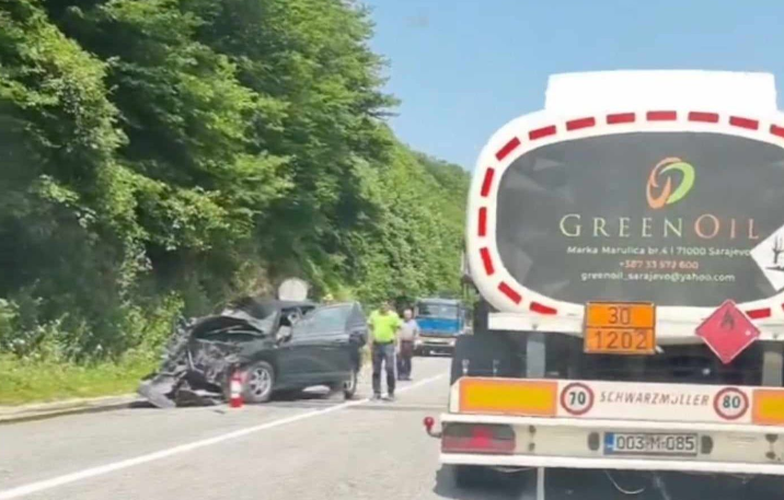 UŽASNA NESREĆA Džip se zabio u parkirani kamion, dvije osobe teško povrijeđene