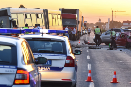 STRAVIČNA NESREĆA Mladić (18) izgubio kontrolu nad vozilom i podletio pod kamion, pa poginuo (VIDEO)