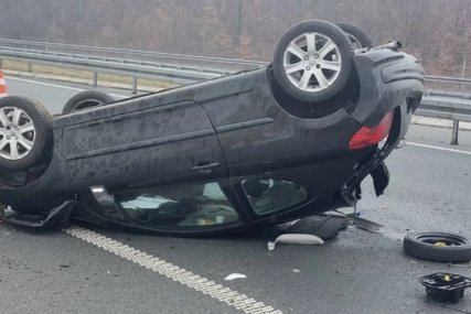 Auto se prevrnuo na krov