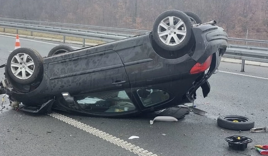 Auto se prevrnuo na krov