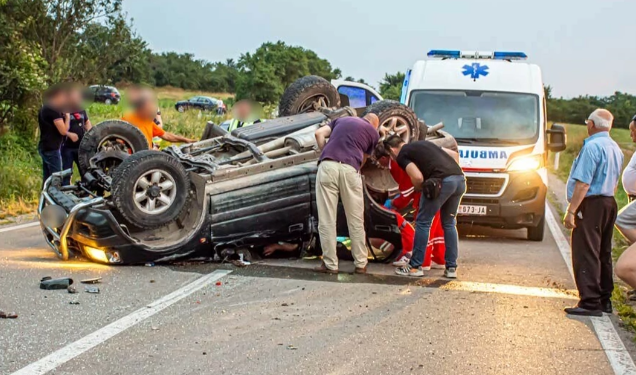 Auto se prevrnulo na putu
