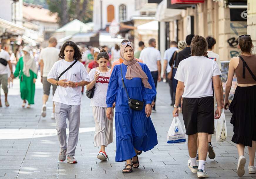 građani šetaju Sarajevom