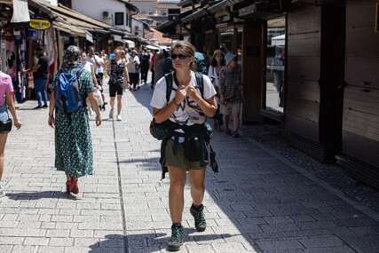 turisti šetaju Sarajevom