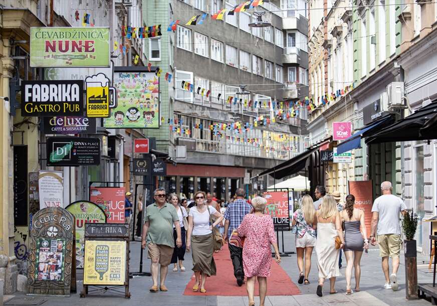 građani šetaju Sarajevom
