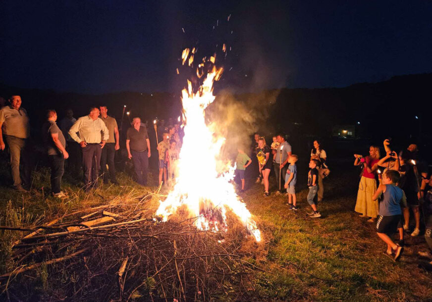 Dodik prisustvuje paljenju lila na Petrovdan u Istočnom Sarajevu