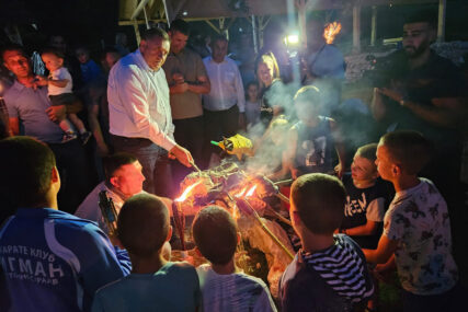 Dodik u društvu djece na Petrovdan: Paljenje lila simboliše stradanje našeg naroda kroz vijekove (FOTO)