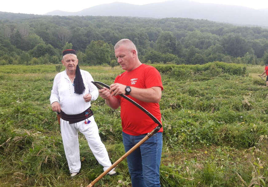 Čovjek drži kosu u ruci