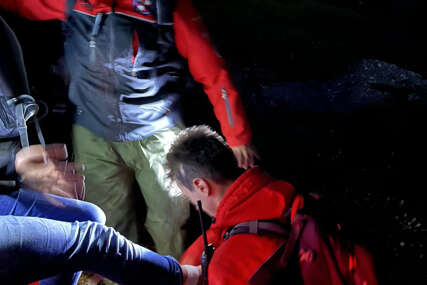 Uspješno izvedena akcija spasavanja: Dvoje stranih državljana zapeli u grebenu, jedna žena izvučena helikopterom (FOTO)