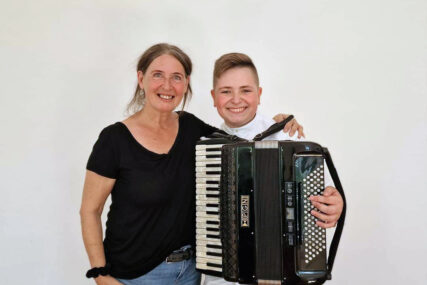 Mladi virtuoz na harmonici oduševio publiku: Đorđe Perić (13) iz Bijeljine održao  koncert u Gracu (FOTO)