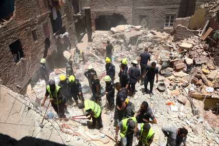 Radnici prekopavaju ruševine tražeći preživjele: Srušila se stambena zgrada, poginulo najmanje 13 osoba
