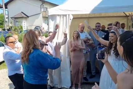 Iz luksuznog auta pravac pod šator: Ćana se pojavila kao specijalni gost na svadbi, mladenci ostali u šoku (VIDEO)