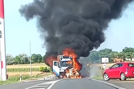 Vozač IZGORIO U AUTOMOBILU: Plamen buknuo nakon sudara, vatra progutala dva vozila (FOTO)