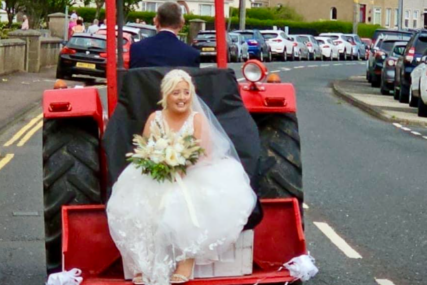 "Mještani su mahali i trubili" Mlada stigla na traktoru na svoju svadbu i nasmijala sve (FOTO)
