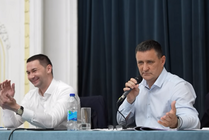 Iz SDS Banjaluka reagovali na ponašanje predsjednika Gradskog odbora SNSD "Đajićev govor na javnoj raspravi ličio na nastup stendap komičara"