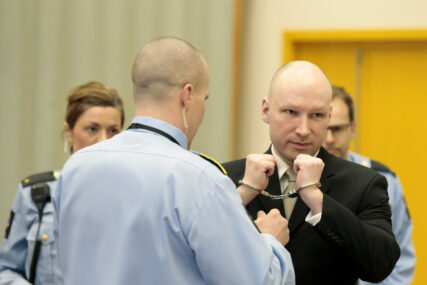 Ubica Anders Brejvik u sudnici
