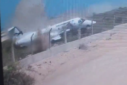 Nesreća u Somaliji: Avion prilikom slijetanja izletio sa piste i zabio se u ogradu aerodroma (VIDEO)