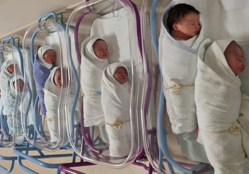 Bebe u porodilištu